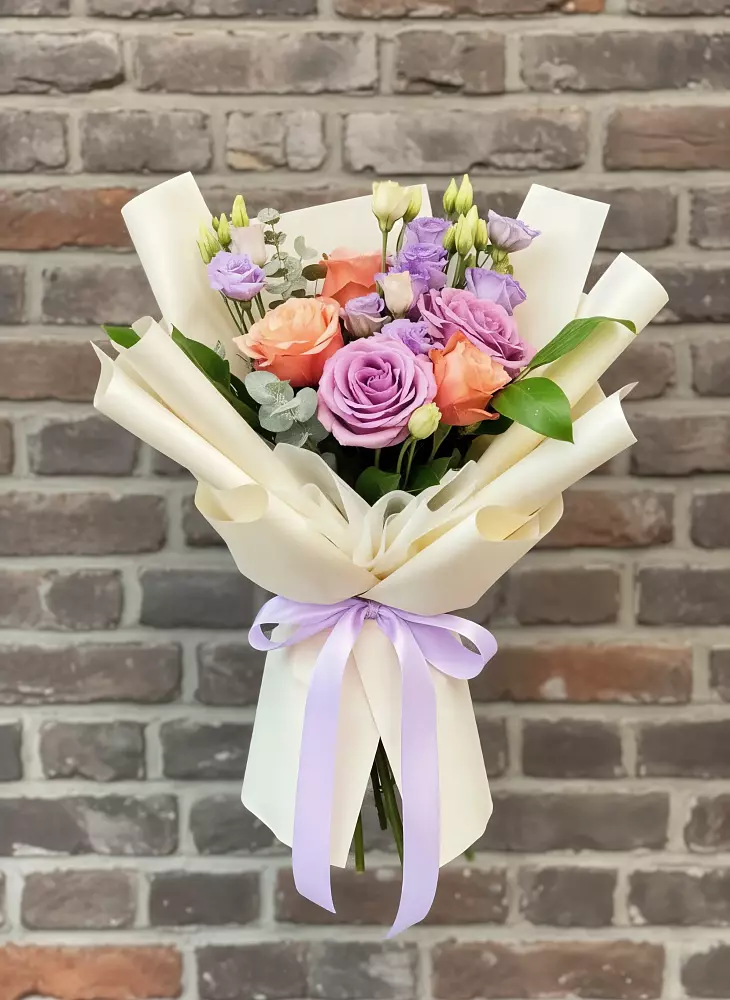 Букет цветов из: Лизиантусы и Розы в Алабино