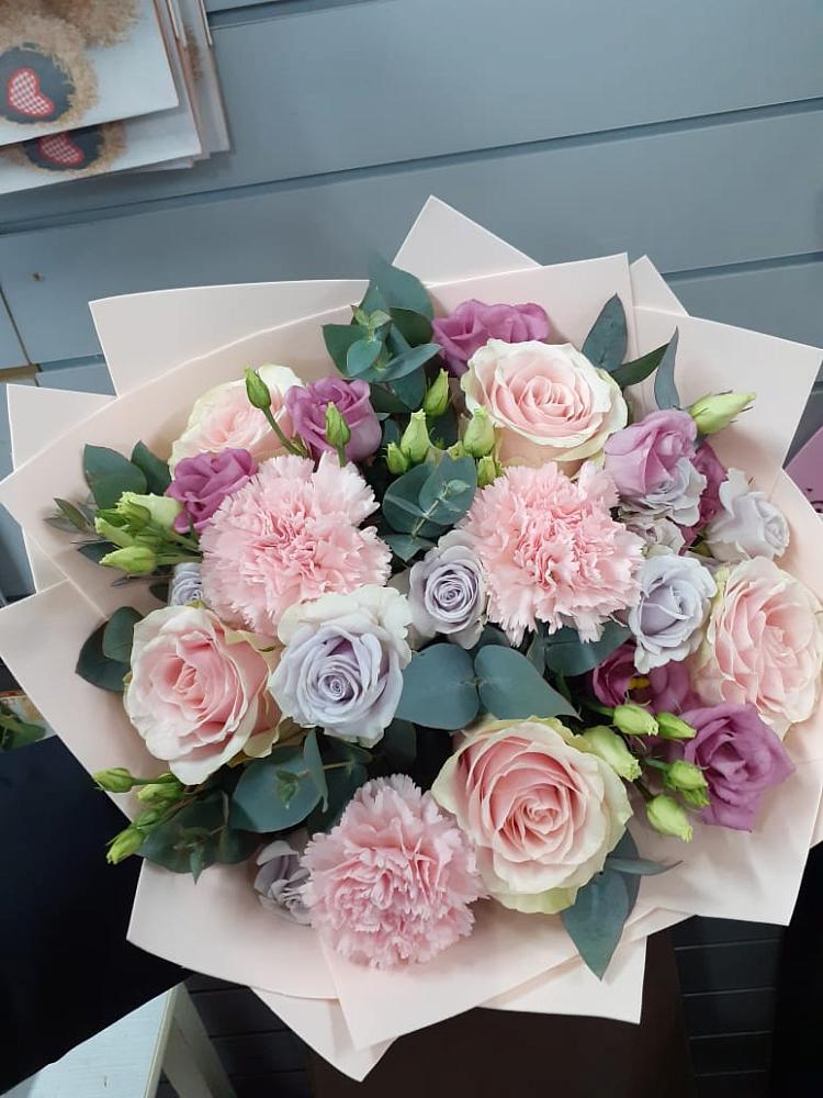 Букет обаятельный в Алабино Букет цветов из: Розы, Гвоздики и Лизиантусы в Алабино